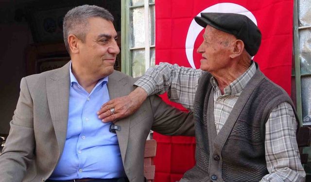 90 yaşında 50 yıldır bakkal işletiyor: Köyün ’Garip Dedesi’ valiye türkü söyledi