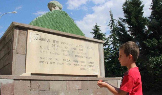 Afyonkarahisar’da Muhammed Askeri’nin türbesi 63 yılı aşkındır yol ortasında duruyor