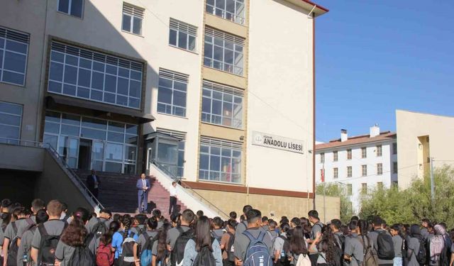 Gün, Iğdır Anadolu Lisesi’ni ziyaret etti