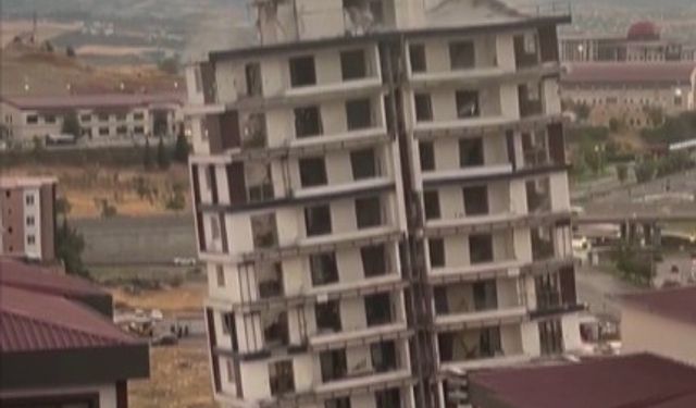 Hasarlı bina yıkıldı