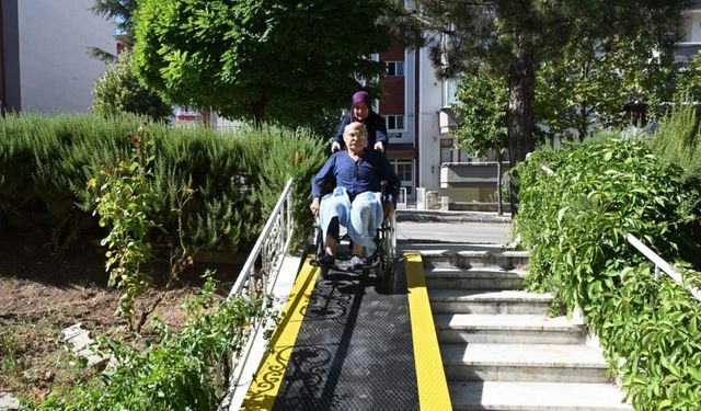 Isparta Belediyesi’nden yürüme engelli yaşlı adama hayatını kolaylaştıracak dokunuş