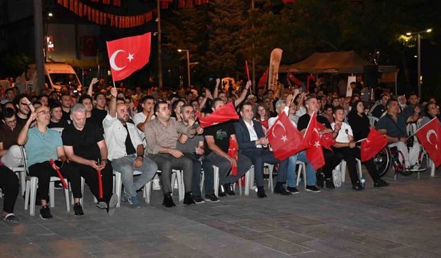 Isparta’da vatandaşlar A Milli Erkek Basketbol Takımı’nın zaferini dev ekrandan izlediler