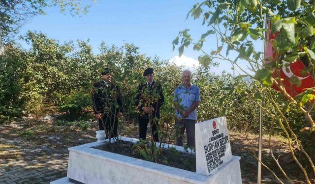 Jandarma şehit ailesini ve kabrini ziyaret etti