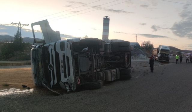 Karşı yola geçen tır, başka bir tıra çarptı: 2 yaralı