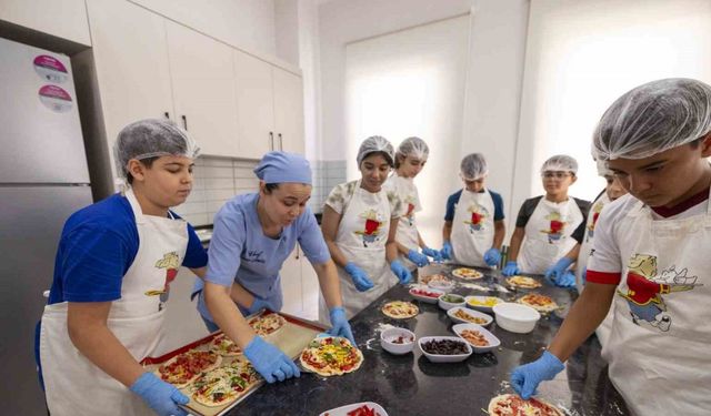 Mersin’de minik şefler yemek yapmayı öğreniyor