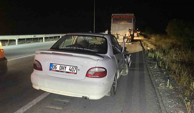 Otomobil kamyona arkadan çarptı: Sürücü kazayı yara almadan atlattı