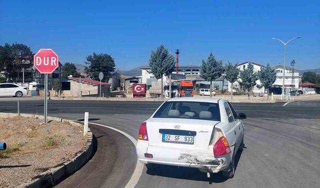 Şarkikaraağaç’ta iki otomobil çarpıştı: 3 yaşındaki çocuk yaralandı