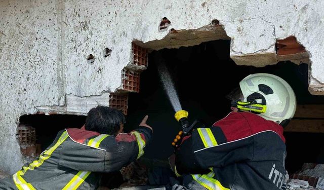 Uşak’ta 2 katlı ev ve ahır yangında küle döndü