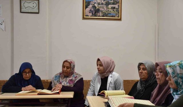 70 yaşında Kur’an-ı Kerim okumayı öğrendi