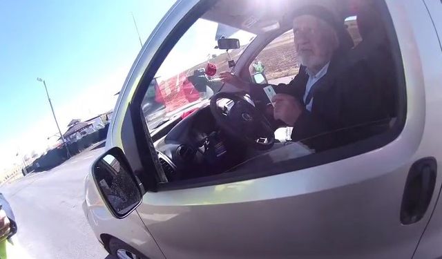 76 yaşındaki Hüseyin dedenin bayrak aşkı yürekleri ısıttı: "Ben bu bayraksız yola çıkmam"