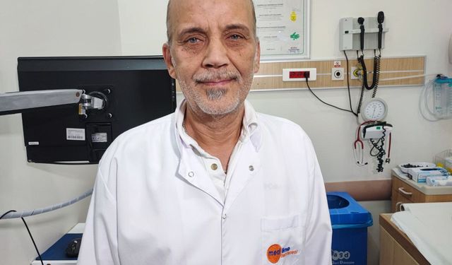 Adana’da trajikomik görüntü: Serum takılı halde motosikletle yolculuk yaptı