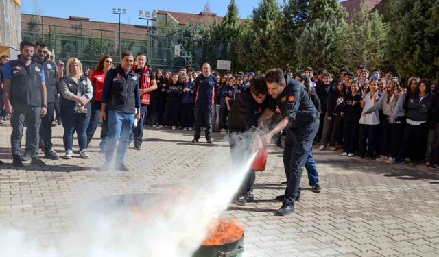 Afet Risklerinin Azaltılması Gününde öğrencilere uygulamalı eğitim