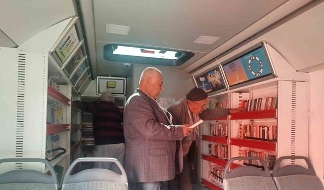 Bayburt’ta ‘Gezici Kütüphane’ huzurevi sakinleriyle buluşturuldu