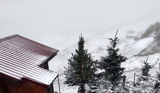 Bayburt’un yüksek kesimlerine kar yağdı