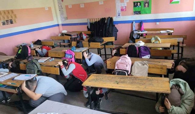 Bolvadin’de okullarda deprem ve tahliye tatbikatı