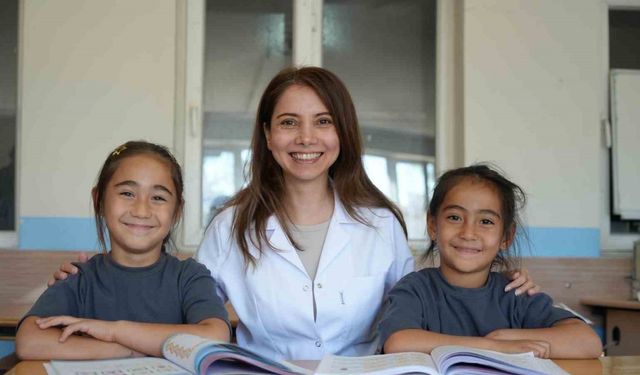 Bu okulda iki öğrenci, bir öğretmen var