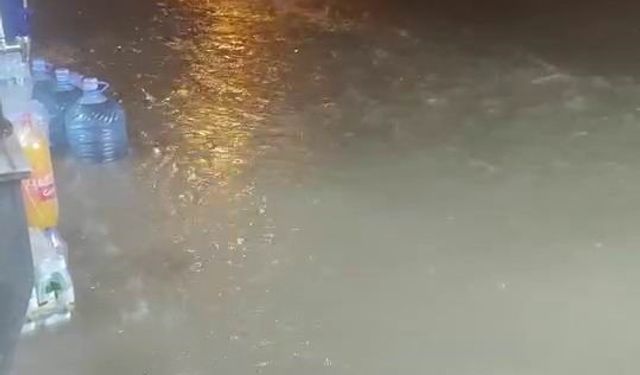 Diyarbakır’da sağanak nedeni ile bazı iş yerlerini su bastı