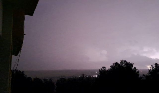 Diyarbakır’da şimşekler geceyi gündüze çevirdi