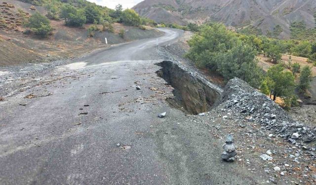 Elazığ’da köy yolunda çökme meydana geldi