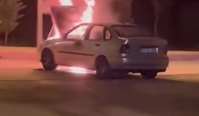 Elazığ’da seyir halindeki otomobil alev aldı