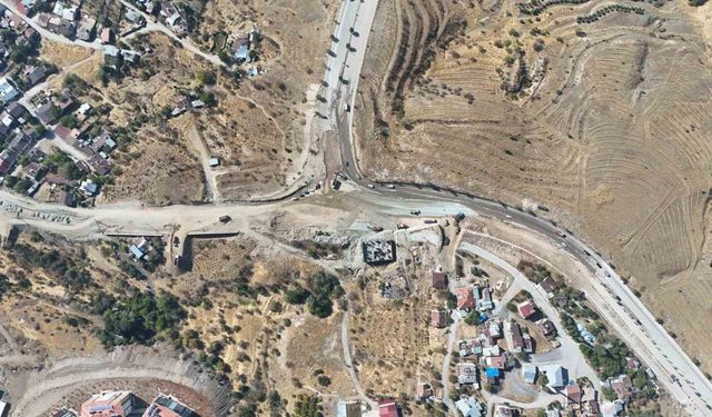 Elazığ’da yol genişletme çalışmaları sürüyor