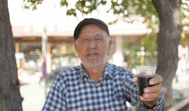 Gaziantep’te usta, 40 yıldır karadut suyu satıyor