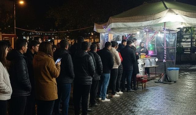 Glikoz şurubu kullanmadan halka tatlısı yapıyor, kuyruk caddelere taşıyor
