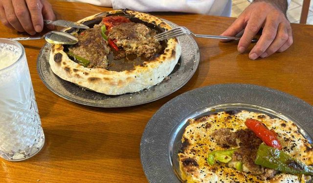 Kiremitte pişen lavaş kebabı damak çatlatıyor