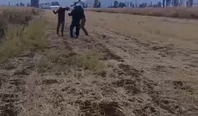 Kızının gözü önünde babayı darbettiler: Olay anı kamerada