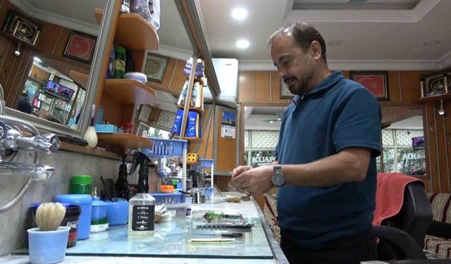 ’Kuaför’ yerine ’berberi’ tercih ediyor, klasik işletmesinde hala çeyrek asır önceki müşterisini tıraş ediyor