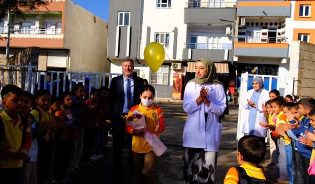 Lösemiyi yenip okuluna dönen 4’üncü sınıf öğrencisine görkemli karşılama