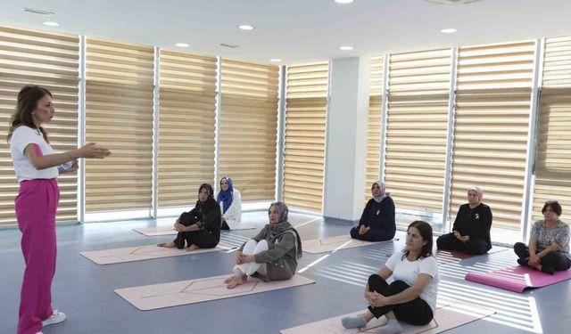 Mersin’de meme kanseri farkındalık etkinliğinde kadınlar yoga yaptı
