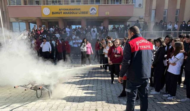 Okul bahçesinde yangın tatbikatı yapıldı