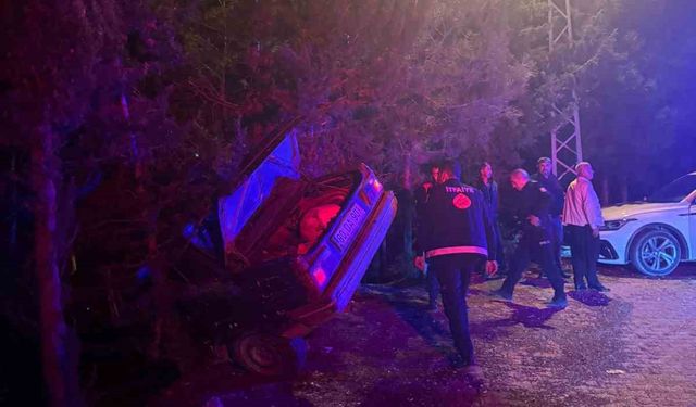 Osmaniye’de otomobil uçuruma düşmekten ağaç sayesinde kurtuldu: 3 yaralı