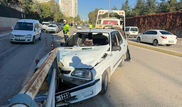 Otomobil bariyerlere saplandı: 1 yaralı