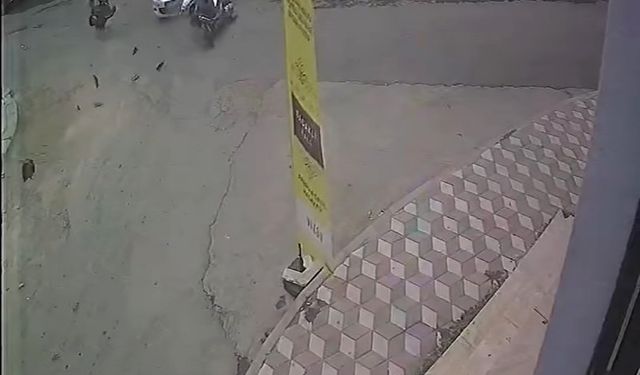 Otomobile çarpan motosiklet sürücüsü yere savruldu