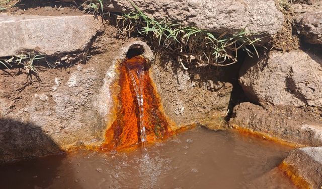 Şifalı suya ulaşmak isteyen vatandaşlar kilometrelerce yol yürüyor
