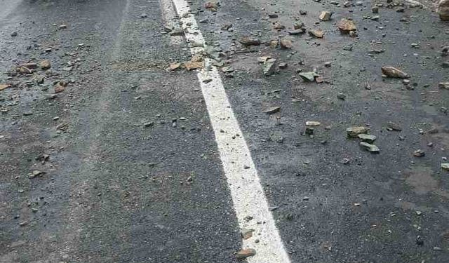 Yağış sonrası yola, taş ve kaya parçaları düştü