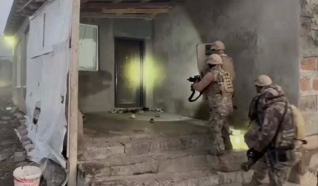 Ağrı'da KOM Şube'den nokta operasyon: Uzun namlulu silahlar ele geçirildi