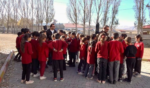 Ağrı'da öğretmenler kırsal bölgelerde öğrencileri müzikle buluşturuyor