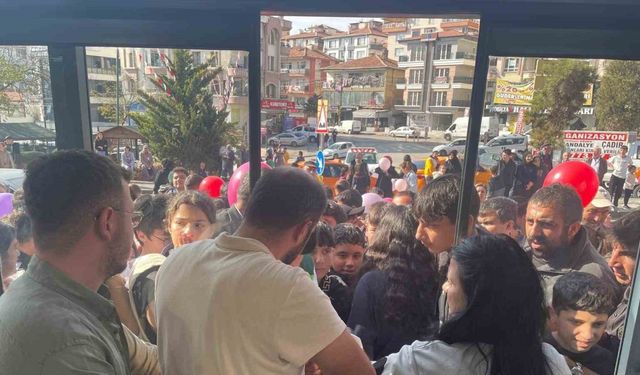 Ankara’da 1 liraya satılan tavuk döner ve ayrana vatandaşlardan yoğun ilgi