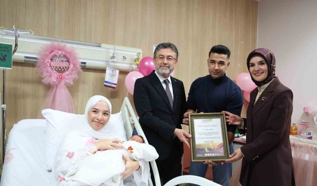 Bakanlar Göktaş ve Yumaklı’dan "Her Aile 1 Fidan Sevdamız Yeşil Vatan" kampanyası kapsamında yeni doğan bebeklere ziyaret