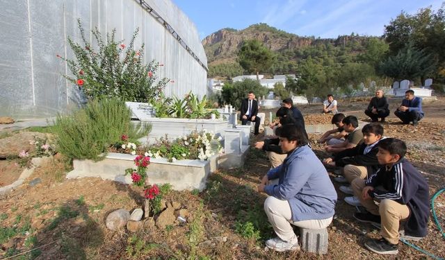 Bozyazı'da vefat eden öğretmen kabri başında anıldı