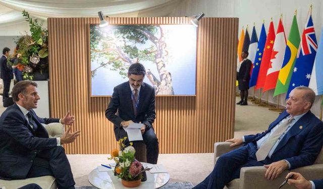 Cumhurbaşkanı Erdoğan, Güney Afrika’da düzenlenen G20 Liderler Zirvesi kapsamında Fransa Cumhurbaşkanı Emmanuel Macron ile bir araya geldi.