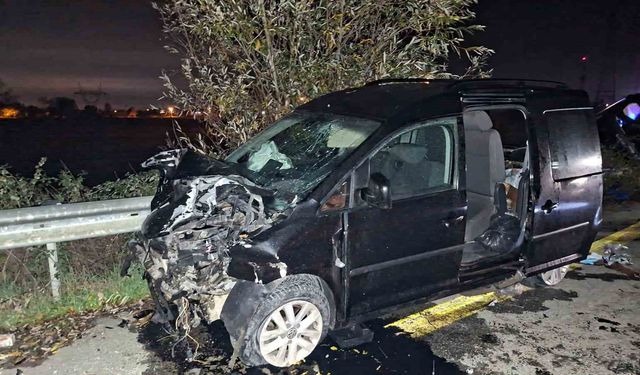 D-140'da kaza yapan araçlar hurdaya döndü: 1 ölü, 2 yaralı