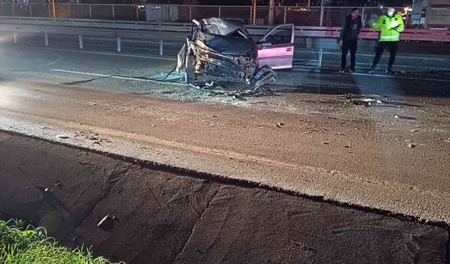 Demir bariyerlere çarpan otomobil parçalandı: Sürücü yaralandı