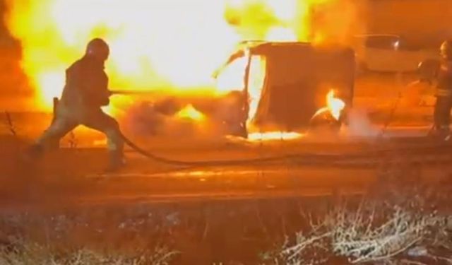 Diyarbakır’da hafif ticari araç alev topuna döndü