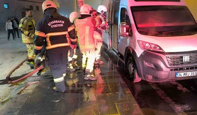 Diyarbakır’da itfaiye ekiplerinin karavan yangınına müdahalesi kask kamerasında