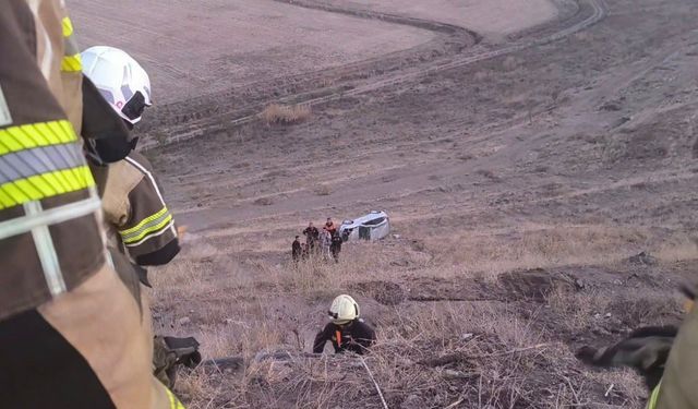 Diyarbakır’da otomobil şarampole yuvarlandı: Yaralı sürücüyü itfaiye kurtardı