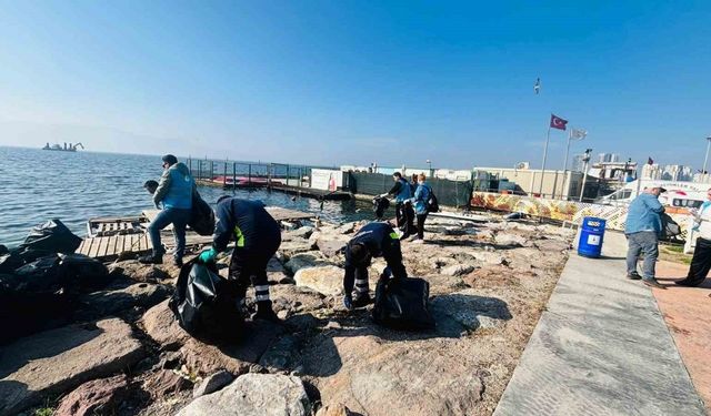 Doğaseverler Karşıyaka’da kıyı temizliği yaptı